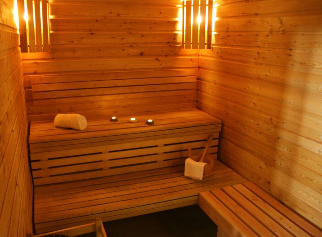 Intérieur du Sauna du Centre de Balnéothérapie avec une serviette posées et des bougies allumées
