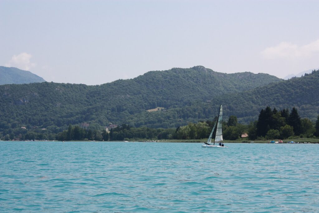 Petit Catamaran navigant sur le Lac d'Annecy