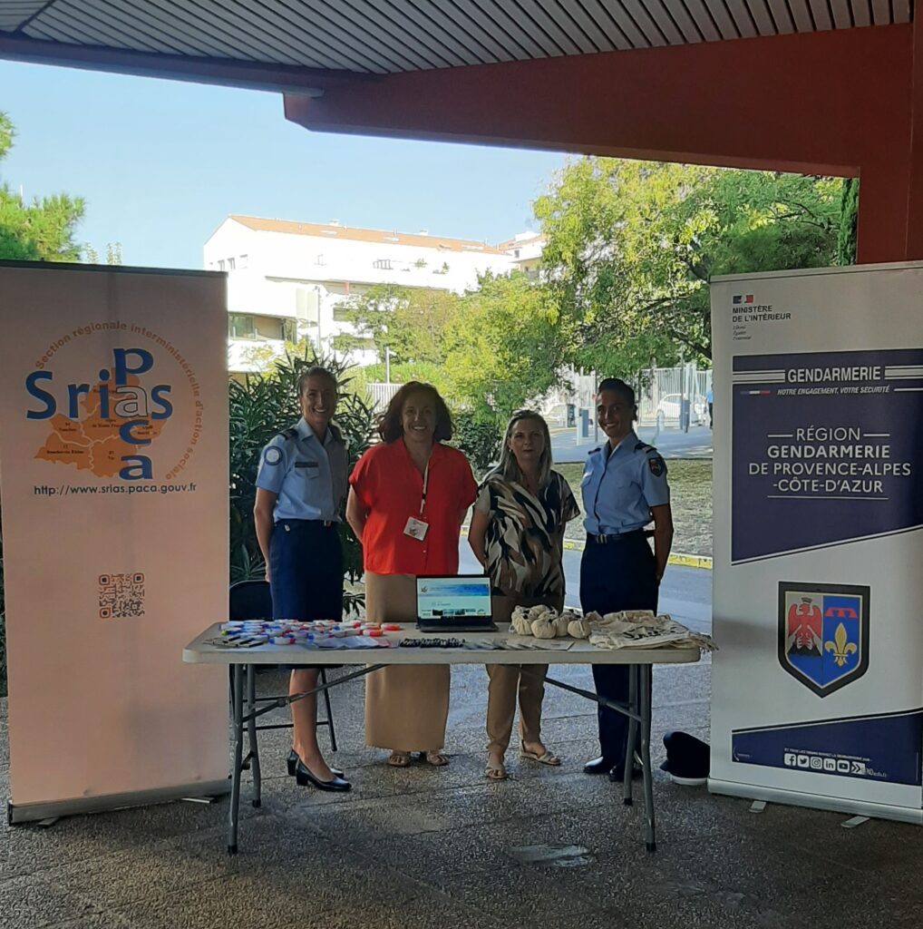 stand de la SRIAS avec Sylvie et Stéphanie entourée de 2 gendarmes