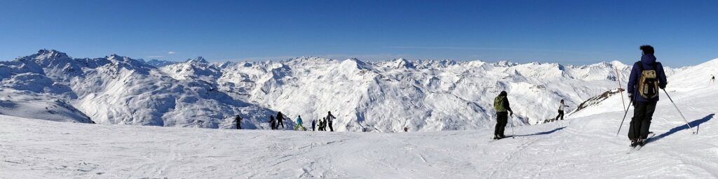 PANAROMA CHZINE DE MONTAGNE AVEC 2 SKIEURS EN HAUT DES CIMES