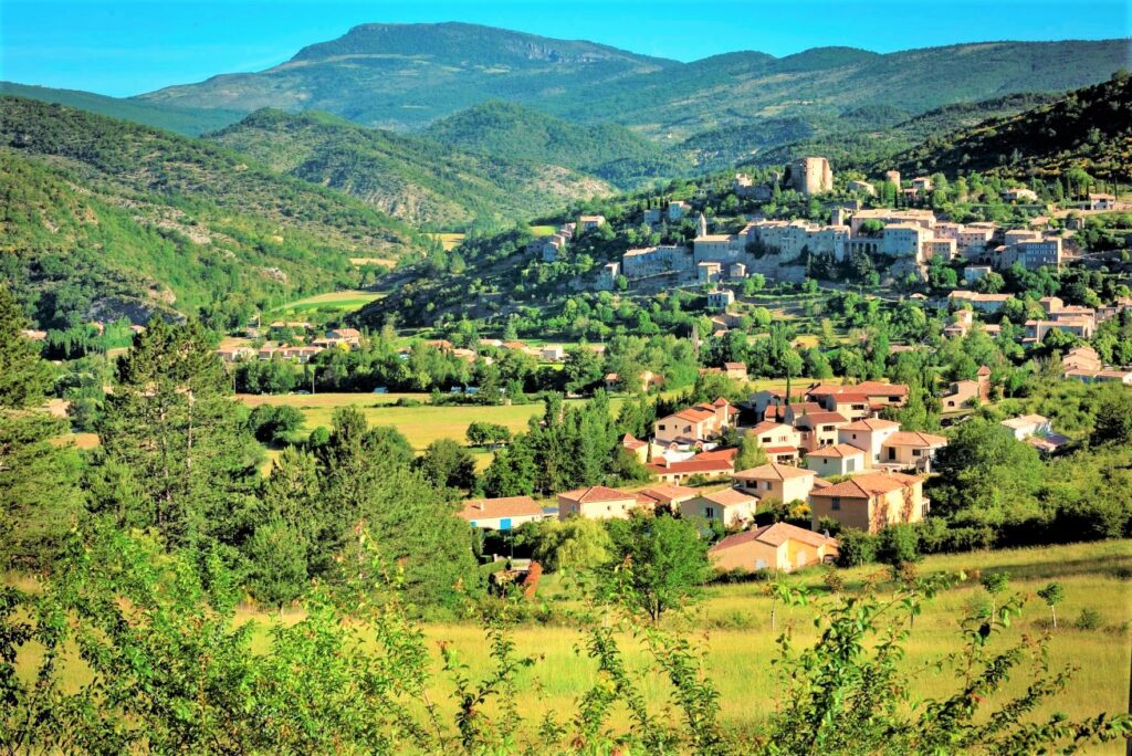 vue sur village de monbrun avec montagne et ciel bleu à l'arrière