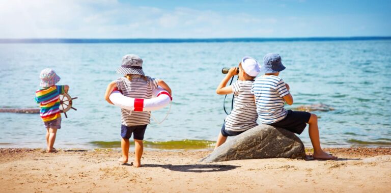 4 enfants jouent au bord de l'eau à la mer