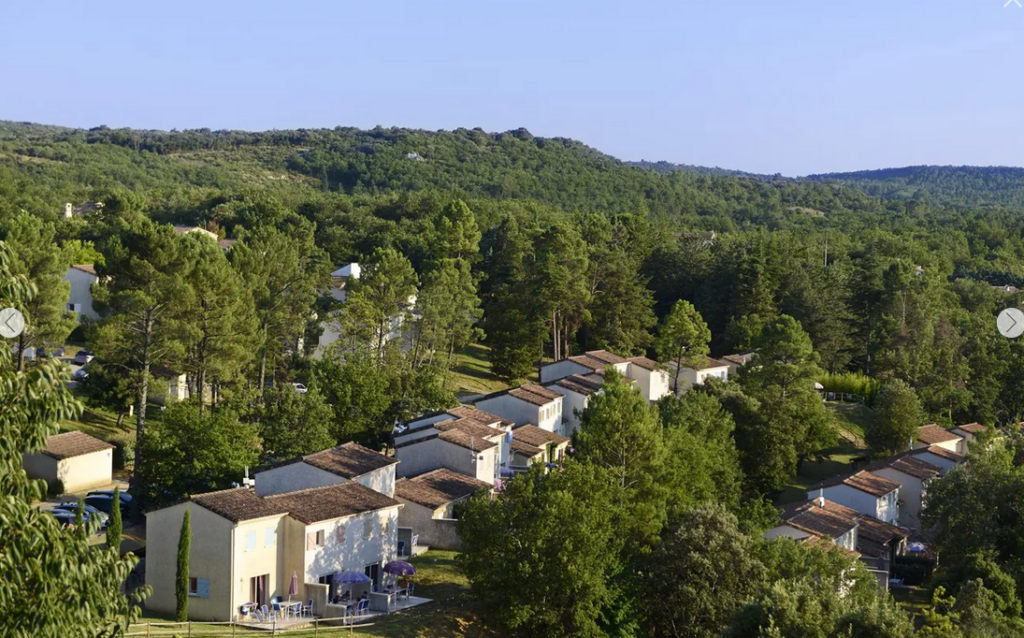 vu d'ensemble des maisonnette du domaine Odalys à salavas