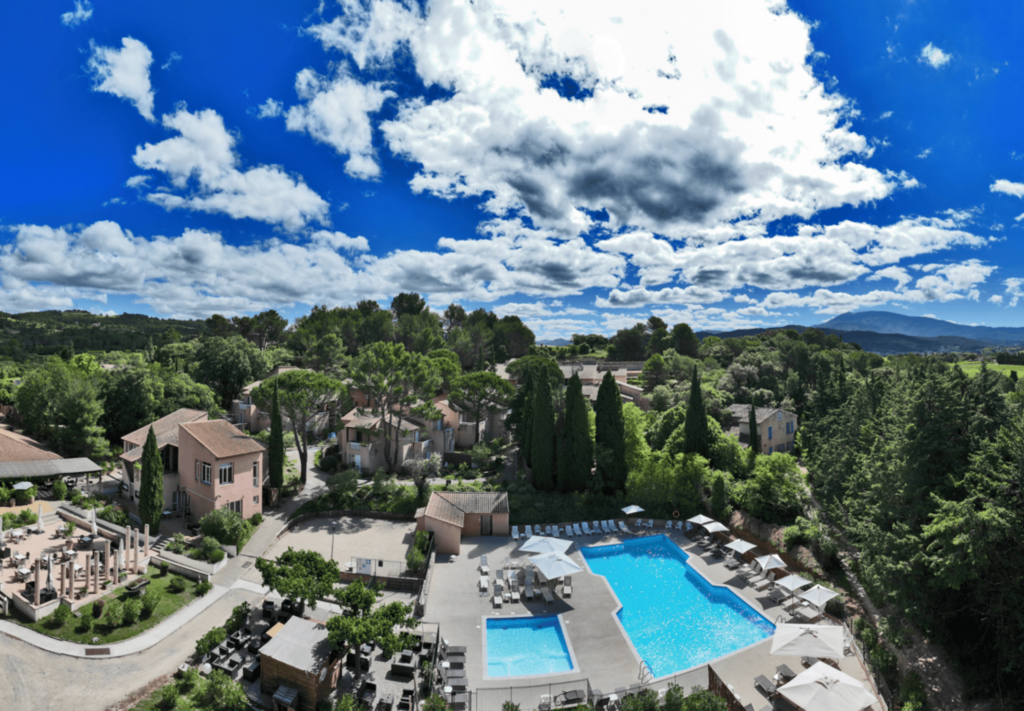 village piscine ciel avec nuages
