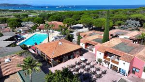 maisons piscine pinède mer au fond