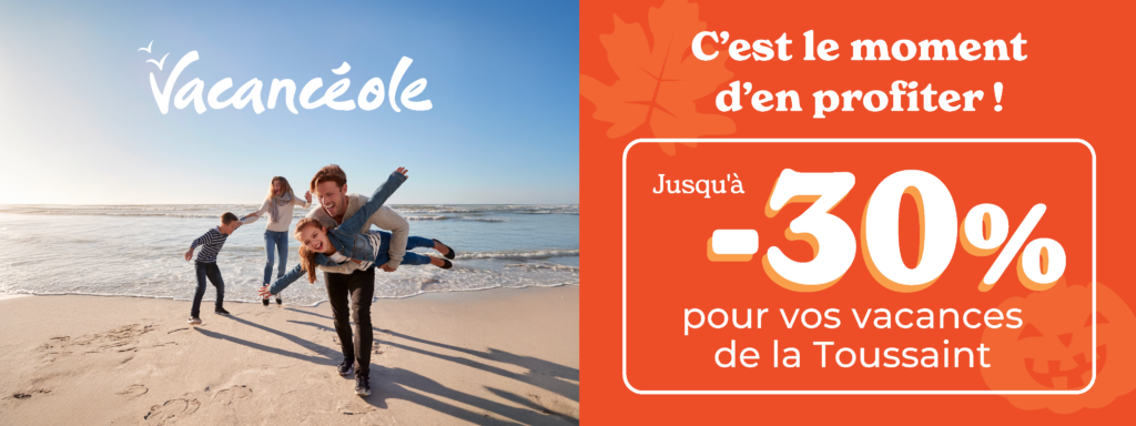 une famille au bord de l'eau en train de jouer