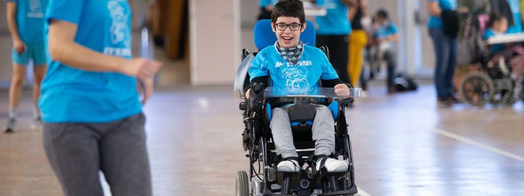 enfant en fauteuil roulant qui pratique du sport