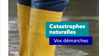 Personne avec des bottes jaune dans l'eau